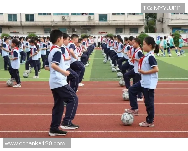 学校引进足球明星助力体育发展 提升学生运动水平和球技兴趣